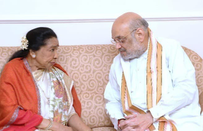 Asha Bhosle meets HM Amit Shah in Mumbai